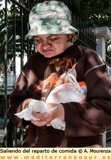 Reparto de comida en Atenas