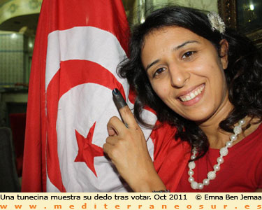 Una mujer encabeza una manifestacin en Tnez. 2011.